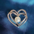 Spilla a doppio cuore in oro rosa con strass e perla su sfondo in seta blu - Spilla a Cuore