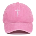 Detaillierte weiße Faith-Kreuz-Stickerei auf einer gewaschenen rosa Baumwoll-Basecap - Rosa