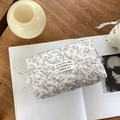 Detaillierte Makroansicht der gesteppten Kosmetiktasche mit Blumenmuster und Schleife - Kleine Größe Blumen