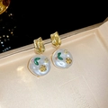 Dettaglio di orecchini floreali in resina con perle e zirconi rosa in scatola - Perno in Argento - Orecchini Pendenti Rotondi con Fiori e Foglie