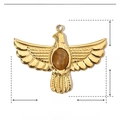 Vue détaillée du pendentif aigle doré avec pierre naturelle et dimensions précises - Aigle d'Or - Oeil de Tigre Brun