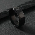 Anillo geométrico minimalista de acero inoxidable negro de 8 mm sobre piedra oscura - US 9 / Negro