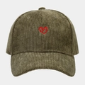 Gros plan sur la casquette de baseball en velours côtelé olive avec broderie cœur rouge - Réglable / Vert Militaire