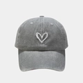 Dettaglio del cappellino grigio lavato vintage con ricamo a cuore bianco sul davanti - Regolabile / Grigio