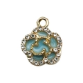Hellblauer Emaille-Gänseblümchen-Anhänger mit goldenem Metallsockel und Kristallakzenten - Strass Kamelie Rose (18053)
