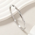 Bracciale rigido in acciaio inossidabile lucido con tre cristalli incastonati - Argento (6 Pietre)
