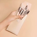 Draagbare 8-delige roze make-up borstelset met kunstlederen etui in de hand gehouden - 8-Delige Set / Nude/Knoopzakje
