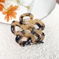 Pince à cheveux fleur à cinq pétales ajourée avec finition écaille et petits strass blancs - Écaille Beige
