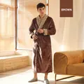 Dicker langer Flanell-Bademantel für Herren in Braun mit Fleece-Kragen und Gürtel - M / Herren / Braun