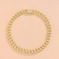 Dettaglio della collana a maglia cubana dorata con strass scintillanti su sfondo rosa - 18 pollici (45cm) / Oro