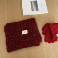 Flat lay di sciarpa in maglia rossa e guanti a coste con piccoli dettagli puntinati - Set sciarpa e guanti a pois rossi