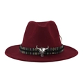 Dettaglio del cappello di lana bordeaux con fascia etnica e ornamento a testa di toro - Adulto 58cm Taglia Unica / Borgogna