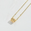Dettaglio di una collana placcata oro con pendente cilindrico con cristalli trasparenti - Zircone Quadrato (Oro)