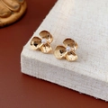 Boucles d'oreilles trèfle dorées avec perle centrale sur un support en lin texturé - 3# Tige en Argent-Perle de Trèfle Dorée (HE24757)