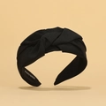 Detalle de una diadema de tela negra trenzada con etiqueta Hand Made en el interior - Negro