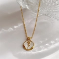 Collana vintage francese in oro con ciondolo in smalto rosa crema e catena a onde d'acqua - Collana con Rosa Retrò / Oro