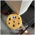 Porte-clés en peluche biscuit avec visage drôle et broderies chocolat en jaune - Style Biscuit Jaune Joyeux