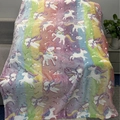 Coperta di flanella arcobaleno con motivi di unicorno e nuvole fosforescenti - Unicorno / 100*150cm