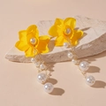 Primer plano de pendientes de flores de encaje amarillo con borlas de perlas blancas - Pin de plata 925 / Pendientes Colgantes con Borla de Flores Amarillas