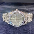 Dettaglio orologio di lusso con diamanti quadrati su sfondo di velluto blu scuro - Argento