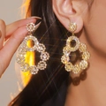 Boucles d'oreilles pendantes dorées avec cristaux blancs et motif floral ajouré - Cerceau Floral Creux / Or