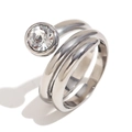 Anello avvolgente d'argento con zircone bianco brillante e finitura lucida su fondo bianco - US 6