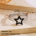 Verstellbarer silberner Edelstahlring mit schwarz-weißem sternförmigem Schicht-Anhänger - Stern Ring