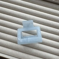 Details des blauen Marmormusters auf der quadratischen Haarklammer aus Acetat - Blau Kleines Quadrat 5cm