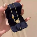 Elegante collana con pendente a rosa dorata e zirconi su scatola di velluto blu - Pendente Doppia Rosa con Diamanti (53# Collana-Oro-Placcatura in Oro Vero)