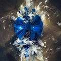 Guirlande de Noël pour escalier avec nœud bleu, pins givrés et lumières LED - Style Bleu Lumineux