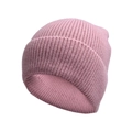 Dettaglio del berretto in maglia rosa con spesse coste verticali e ampio bordo risvoltato - Rosa