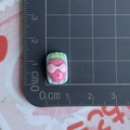 Vue détaillée d'un accessoire fraise en résine de 1cm avec lunettes sur tapis de mesure - Planche à roulettes Fraise Bleue
