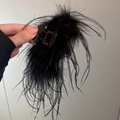 Pinza per capelli minimalista con piume nere, consistenza soffice e stile elegante - Fermacapelli con Piume