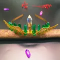 Handgefertigte goldene Flügelkrone mit grünen Quarzkristallen und Regenbogen-Mittelstein - Dunkelgrüner Kristall + Goldene Flügel