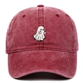 Détail de la broderie fantôme blanc sur casquette vintage en coton délavé bordeaux - Bordeaux