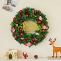 Detailansicht eines Weihnachtskranzes mit Tannennadeln, roten Kugeln und goldenem Weihnachtsgruß - Kranz Stil A