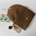 Braune gewebte Stroh-Umschlagtasche mit bunten Bommel-Anhängern und Handgelenkschlaufe - Kaffeebraun