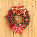 Corona de Navidad con bayas rojas, flores doradas y un lazo grande sobre fondo de madera - Corona de Flores de Navidad y Bayas Rojas (Sin Luz)