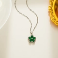 Minimalistische zilveren halsketting met groene zirkoon bloemenhanger op witte basis - Groene Zirkonia Bloem (574)