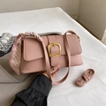 Sac à main en cuir grainé rose avec boucle dorée et foulard géométrique décoratif - Rose