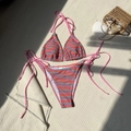 Dettaglio della trama del bikini a righe con stella marina e conchiglie su tessuto - Blu Tiffany
