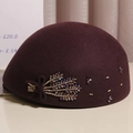 Elegantes weinrotes Woll-Barett mit luxuriöser Kristall-Ähren-Verzierung für Damen - M (56-58cm) / Lila