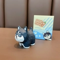Husky Hundefigur aus Harz im Low-Poly-Stil mit originalem gelben Präsentationskarton - Holzstil Husky