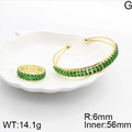 Conjunto de joyas doradas con piedra verde esmeralda y detalles de diamantes brillantes - Oro-Verde