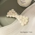 Elegante fermaglio per capelli da 7,5cm a forma di fiocco con perle bianche lucide - Centro di Fiore Fiocco di Perle