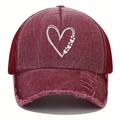 Detail van hart vlinder print op versleten bordeauxrode mesh trucker baseballpet - Bordeauxrood