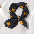 Carré de soie gris foncé à motif trèfle jaune noué avec un élégant nœud souple - 55x55cm / Pigamon Bleu Marine