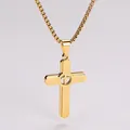 Dettaglio del ciondolo a croce dorata con l'incisione della preghiera del Padre Nostro - Catena da 2.5mm*60cm / Oro