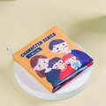 Educatief stoffen babyboek uit de personageserie met een oranje stoffen omslag - Personencognitie Stoffen Boek Tweetalige Versie