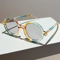 Retro-Rundsonnenbrille mit Regenbogen-Farbverlauf-Rahmen und grau getönten Gläsern - Mehrfarbiger Rahmen Hellgraue Linsen Mehrfarbiges Bein